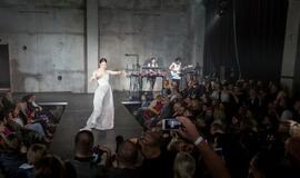 Madų šou sandėlyje