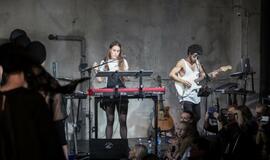 Madų šou sandėlyje