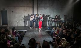 Madų šou sandėlyje