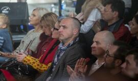 Madų šou sandėlyje