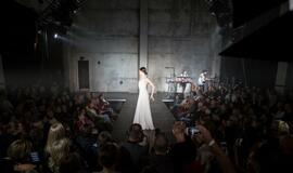 Madų šou sandėlyje