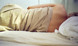 Šeimininkė miegamajame pašaukė vyrą vardu, o jaunuolis pabėgo