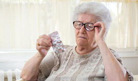 Sergančią mamą slaugančios dukros neviltis: "Generikus rykit patys"