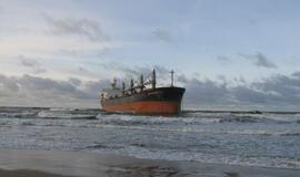 Bandys „nuimti“ laivą  nuo seklumos