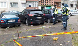 Daugiabučio kieme - mįslinga geltona dėžė