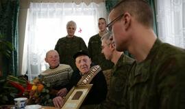 Pasveikino 100 metų sulaukusį karį