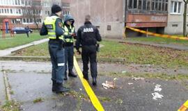 Daugiabučio kieme - mįslinga geltona dėžė