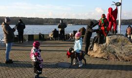 Berniukas su šuneliu pasipuošė Naujiesiems