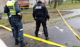 Daugiabučio kieme - mįslinga geltona dėžė