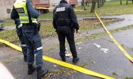 Daugiabučio kieme - mįslinga geltona dėžė