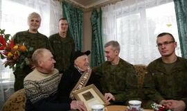 Pasveikino 100 metų sulaukusį karį