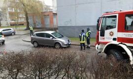 Daugiabučio kieme - mįslinga geltona dėžė