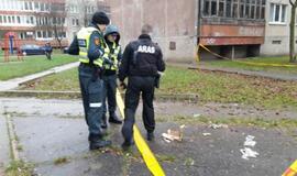 Daugiabučio kieme - mįslinga geltona dėžė