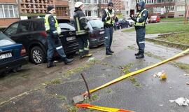 Daugiabučio kieme - mįslinga geltona dėžė