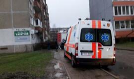 Daugiabučio kieme - mįslinga geltona dėžė