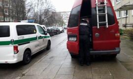 Daugiabučio kieme - mįslinga geltona dėžė