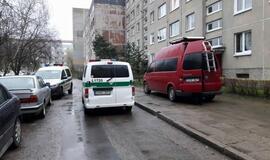 Daugiabučio kieme - mįslinga geltona dėžė