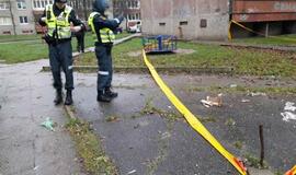 Daugiabučio kieme - mįslinga geltona dėžė