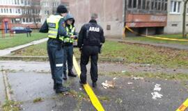 Daugiabučio kieme - mįslinga geltona dėžė