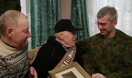 Pasveikino 100 metų sulaukusį karį