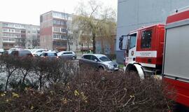 Daugiabučio kieme - mįslinga geltona dėžė