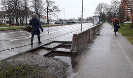 Į stotelę - per balas ir purvą