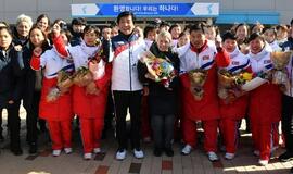 Šiaurės Korėjos ledo ritulininkės atvyko į Pietų Korėją