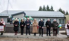 Daug rankų didžią naštą pakelia