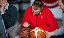 Moksleiviams – smagūs neptūniečių juokeliai ir dovanos