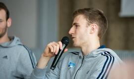 Moksleiviams – smagūs neptūniečių juokeliai ir dovanos