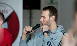 Moksleiviams – smagūs neptūniečių juokeliai ir dovanos