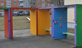 Grius senos darželių pavėsinės