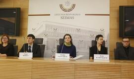 Įtėviai ir globėjai diskriminuojami dėl vaiko priežiūros atostogų, stokoja paslaugų