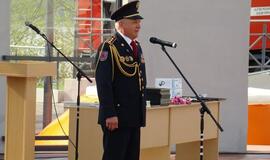 Nuo 1990-ųjų Telšių ugniagesiams vadovavęs Rimaldas Paulauskas nežino, ką pasakyti žmogui su šlepetėmis, kurio namai dega