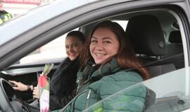 Klaipėdos policija kovo 8-osios proga moterims dalino gėles