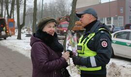 Klaipėdos policija kovo 8-osios proga moterims dalino gėles