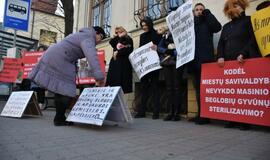 Prie Savivaldybės - gyvūnų mylėtojų protestas