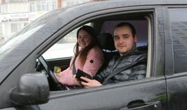 Klaipėdos policija kovo 8-osios proga moterims dalino gėles