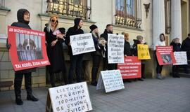 Prie Savivaldybės - gyvūnų mylėtojų protestas