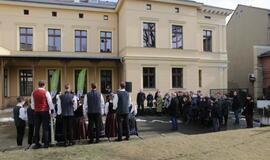 Bibliotekos kiemelyje įkasta kapsulė su laišku ateities kartoms