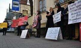 Prie Savivaldybės - gyvūnų mylėtojų protestas