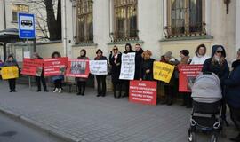 Prie Savivaldybės - gyvūnų mylėtojų protestas