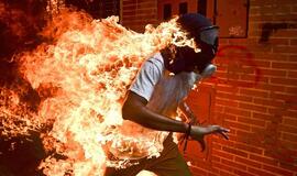 Geriausioje „World Press Photo“ nuotraukoje - liepsnojantis Venesuelos demonstrantas