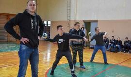 Dragūniečiai moksleivius supažindino su rankiniu