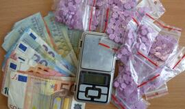 „Facebook“ tinkle - prekyba „žole“ ir „stuff“