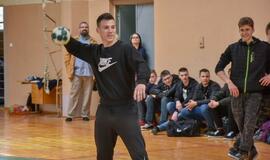 Dragūniečiai moksleivius supažindino su rankiniu