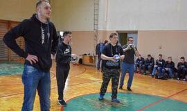 Dragūniečiai moksleivius supažindino su rankiniu