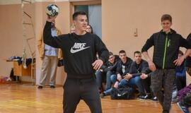 Dragūniečiai moksleivius supažindino su rankiniu