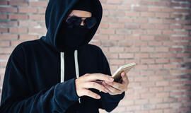 Taikos prospekte vaikus apiplėšinėja vyriškis