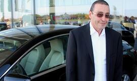 Automobilių salone pianistas praleido visą dieną